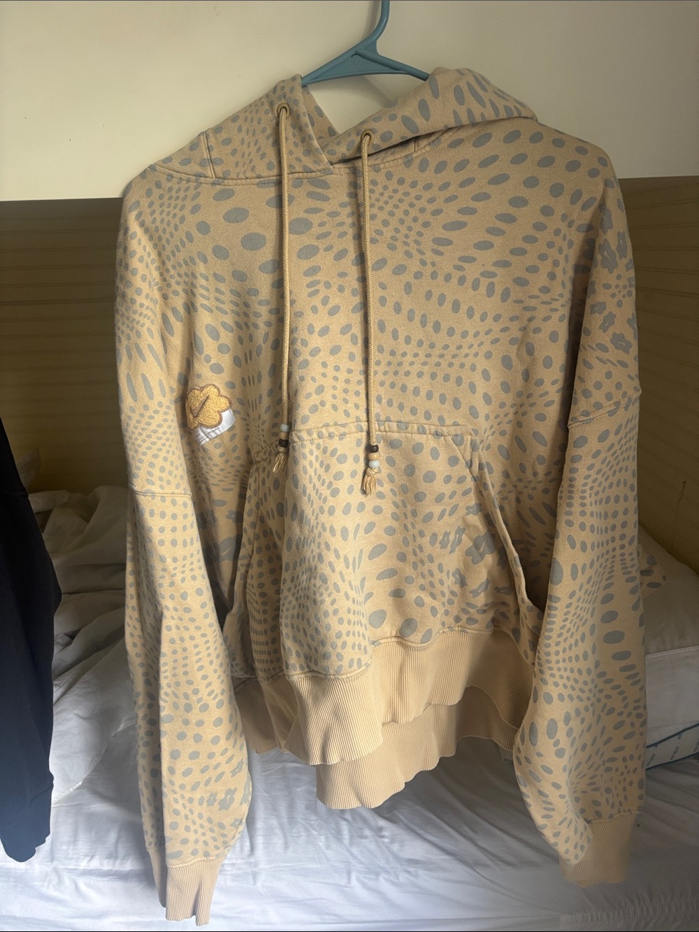 Nike Women's Beige and Light Gray Patterned Hoodie Sweater